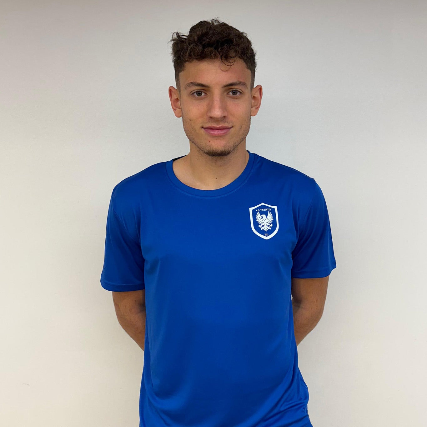 T-shirt Blu con loghi Bianchi